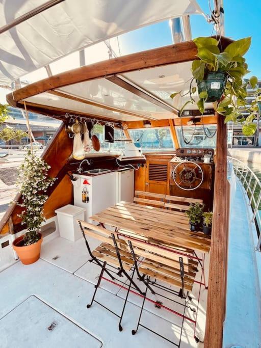 Vintage Classic 70S Boat! Hotel Sant Adria de Besos Bagian luar foto