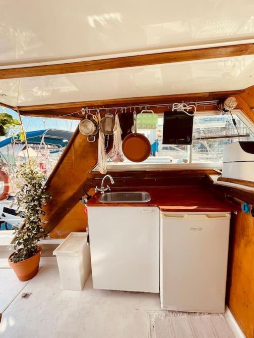 Vintage Classic 70S Boat! Hotel Sant Adria de Besos Bagian luar foto
