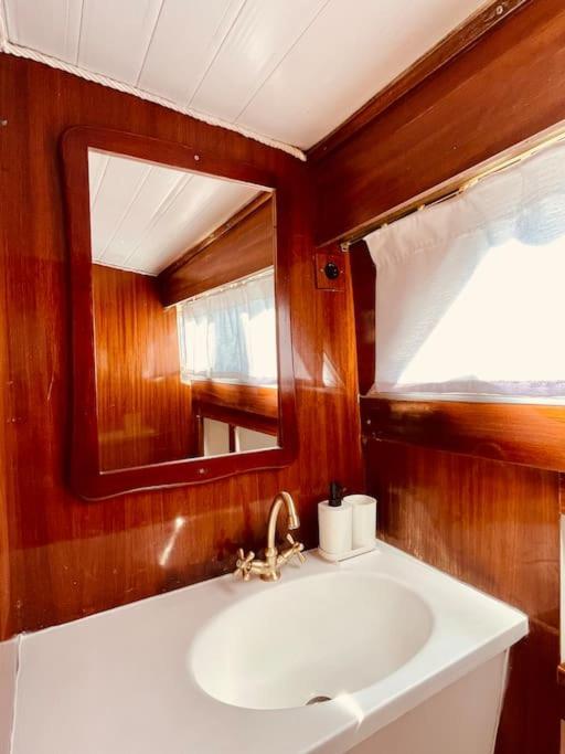 Vintage Classic 70S Boat! Hotel Sant Adria de Besos Bagian luar foto