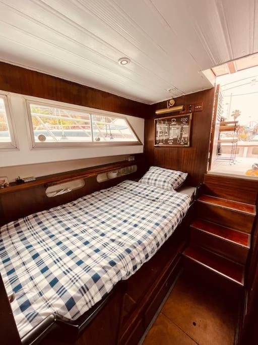 Vintage Classic 70S Boat! Hotel Sant Adria de Besos Bagian luar foto