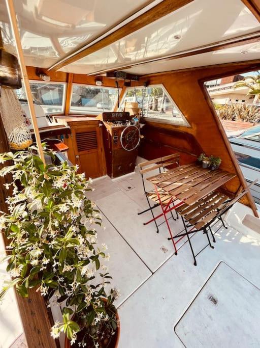 Vintage Classic 70S Boat! Hotel Sant Adria de Besos Bagian luar foto