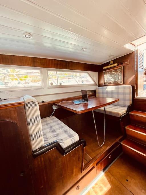 Vintage Classic 70S Boat! Hotel Sant Adria de Besos Bagian luar foto