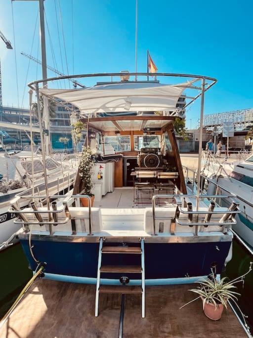 Vintage Classic 70S Boat! Hotel Sant Adria de Besos Bagian luar foto